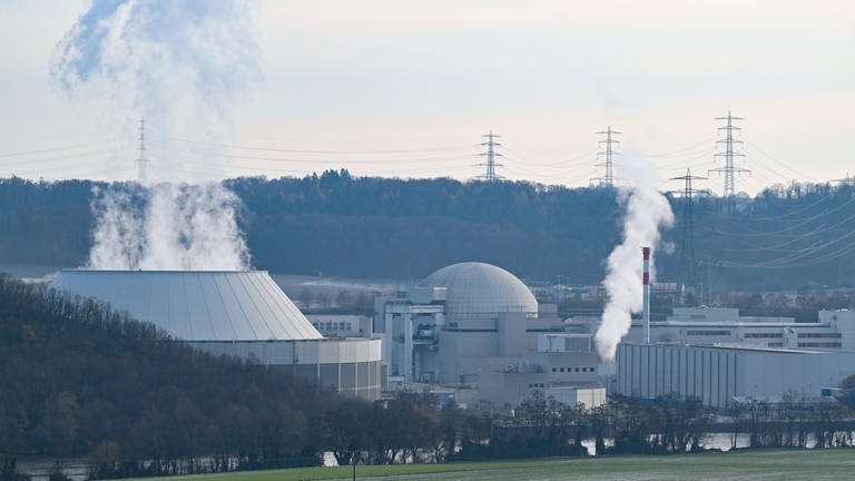 Dampf steigt aus dem Atomkraftwerk Neckarwestheim 2 auf.  (Foto: dpa Bildfunk, picture alliance/dpa | Bernd Weißbrod)
