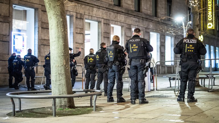 Polizisten sperren in der Silvesternacht den Schlossplatz in Stuttgart ab. (Foto: dpa Bildfunk, picture alliance/dpa | Christoph Schmidt)