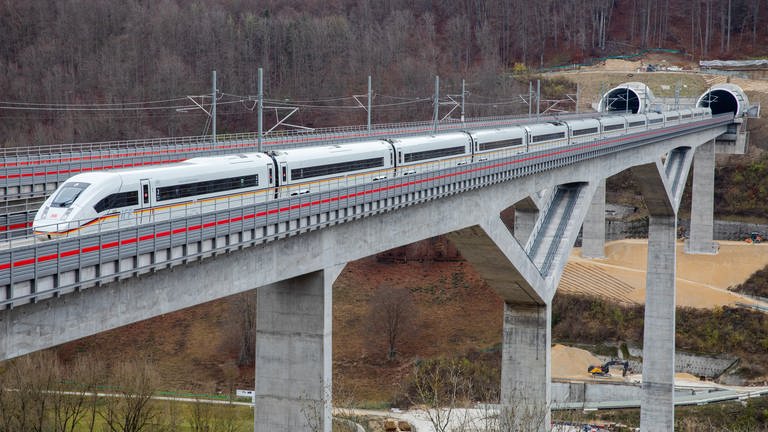 Ein ICE-Zug steht auf der Bahn-Neubaustrecke zwischen Wendlingen und Ulm auf der Filstalbrücke. 