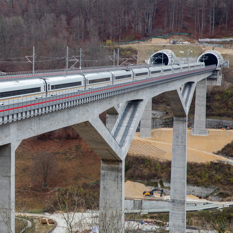 Ein ICE-Zug steht auf der Bahn-Neubaustrecke zwischen Wendlingen und Ulm auf der Filstalbrücke. 