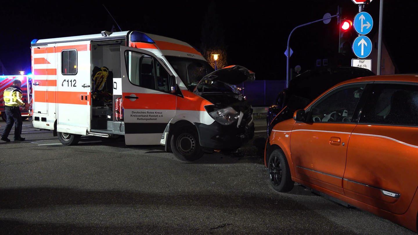 Unfall mit Rettungswagen in Gaggenau (Foto: Einsatz-Report24)