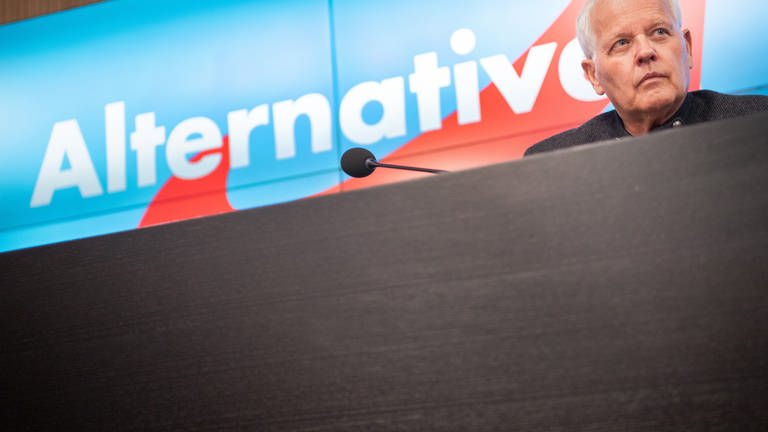 Emil Sänze, Parteichef der AfD in Baden-Württemberg auf einem Podium. Er möchte neuer Fraktionschef im baden-württembergischen Landtag werden. Die AfD könnte damit weiter an den rechten Rand rücken (Foto: dpa Bildfunk, picture alliance/dpa | Tom Weller)