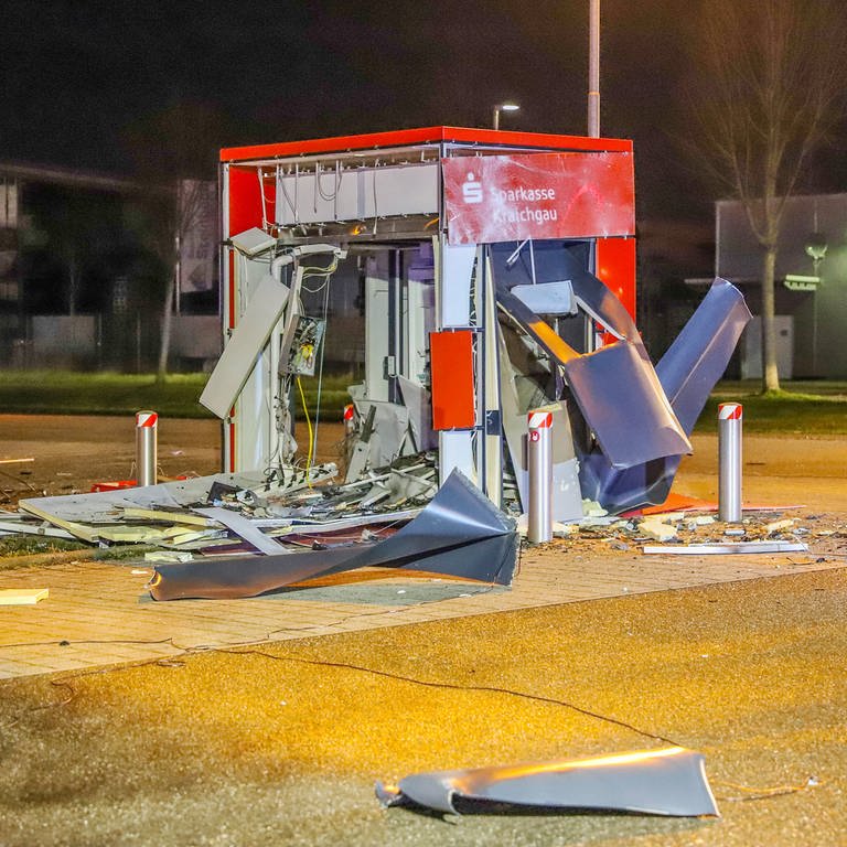 Unbekannte haben in Bruchsal (Kreis Karlsruhe) einen Geldautomaten gesprengt. 