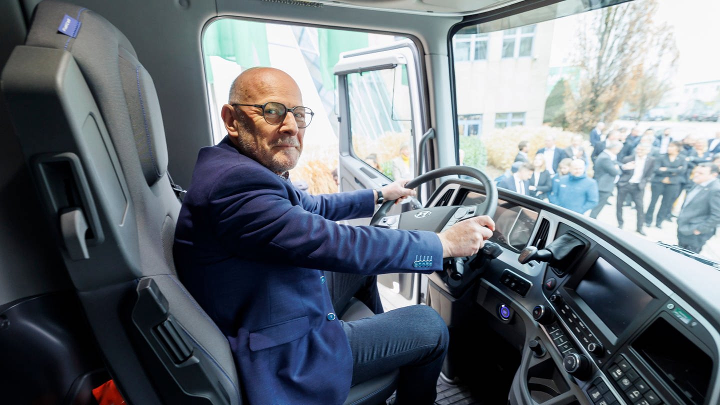 Winfried Hermann (Grüne), Verkehrsminister von Baden-Württemberg, sitzt am Lenkrad im Führerhaus eines neuen Lkw mit Wasserstoff-Antrieb. (Foto: dpa Bildfunk, picture alliance/dpa | Julian Rettig)
