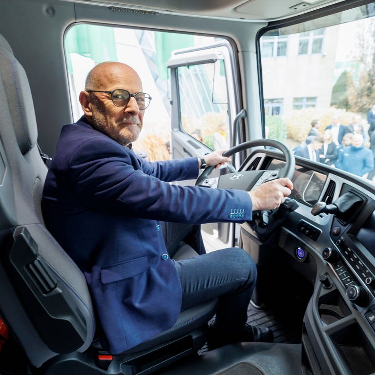 Winfried Hermann (Grüne), Verkehrsminister von Baden-Württemberg, sitzt am Lenkrad im Führerhaus eines neuen Lkw mit Wasserstoff-Antrieb.  (Foto: dpa Bildfunk, picture alliance/dpa | Julian Rettig)