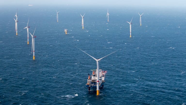 Windturbinen in der Nordsee eines Offshore-Windparks.