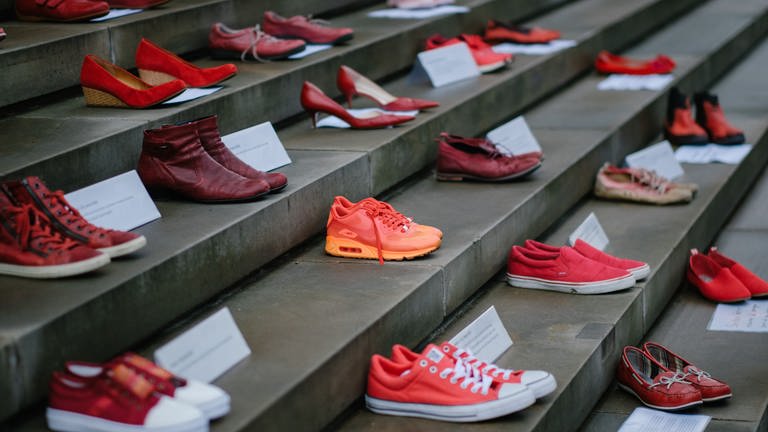 Mit roten Schuhen erinnern Aktivistinnen überall auf der Welt zum Internationalen Tag gegen Gewalt an Frauen an Femizide.  (Foto: dpa Bildfunk, picture alliance/dpa | Ole Spata)