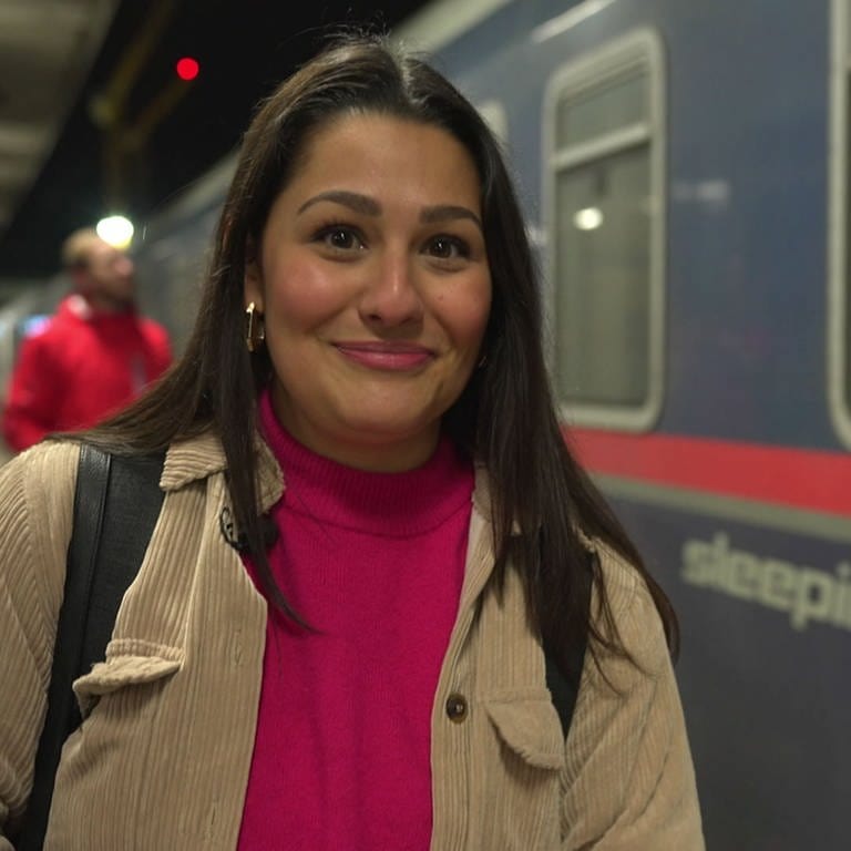 SWR-Reporterin Giuseppa Spatola steht am Bahnsteig neben dem Nachtzug, der sie nach Venedig bringen soll.  (Foto: SWR)