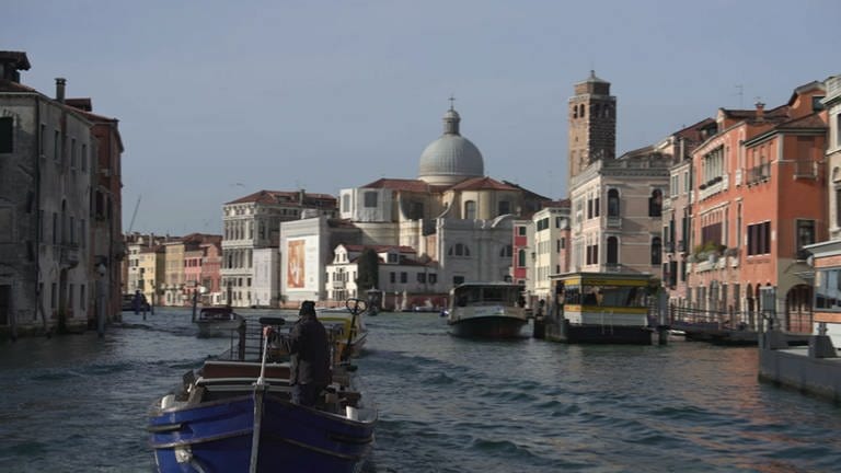 Blick aus einem Vaporetto (Wasserbus) auf den Canale Grande von Venedig: Hinter den Häusern der Stadt ragen die Kuppel der Basilica San Marco und der Glockenturm Campanile auf.  (Foto: SWR)