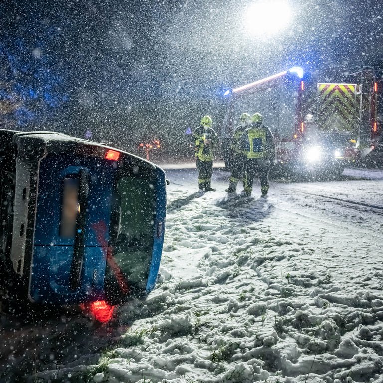 Unfall im Schnee (Foto: dpa Bildfunk, picture alliance/dpa | Markus Klümper)