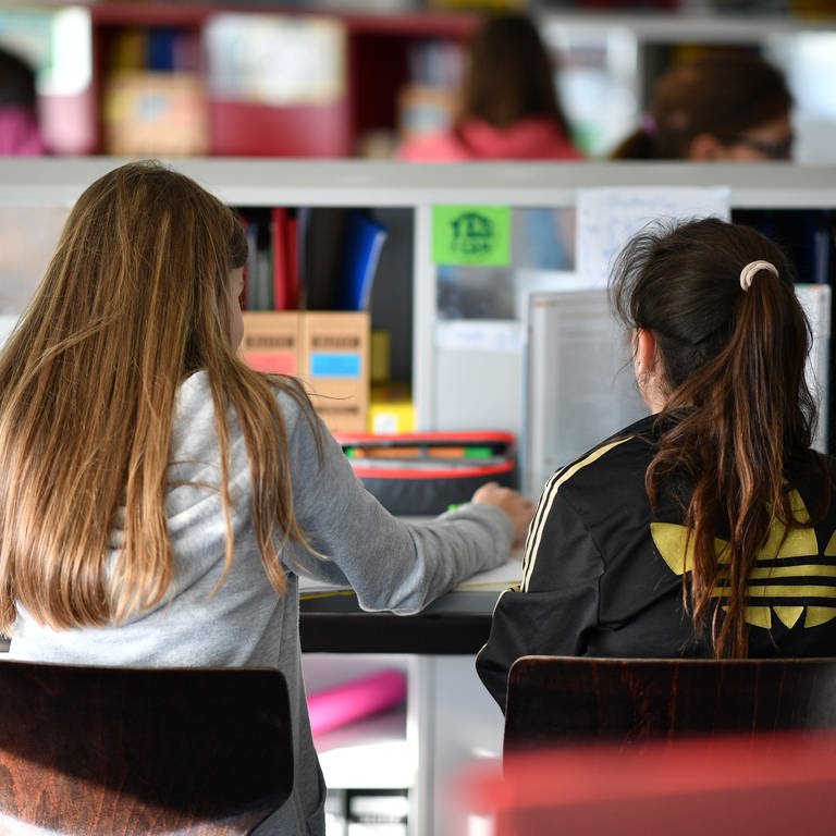 Mehrere Schulkinder lernen gemeinsam in einem Lernzimmer einer Ganztagsschule.
