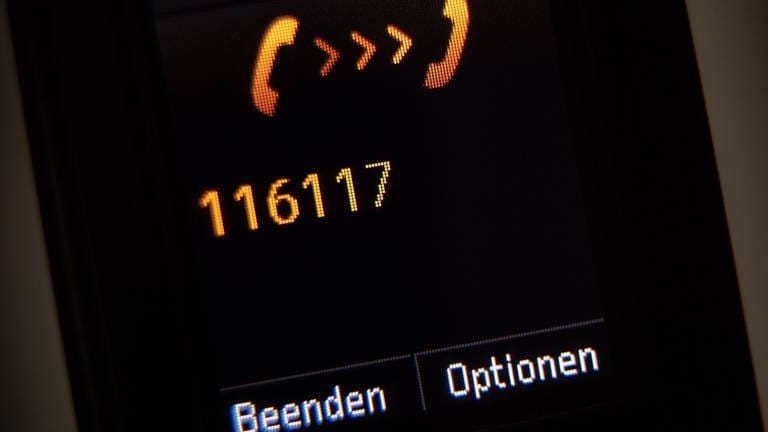 Ein Telefon wählt die Nummer des Patientenservice, 116117, an.  (Foto: dpa Bildfunk, picture alliance/dpa | Sebastian Gollnow)