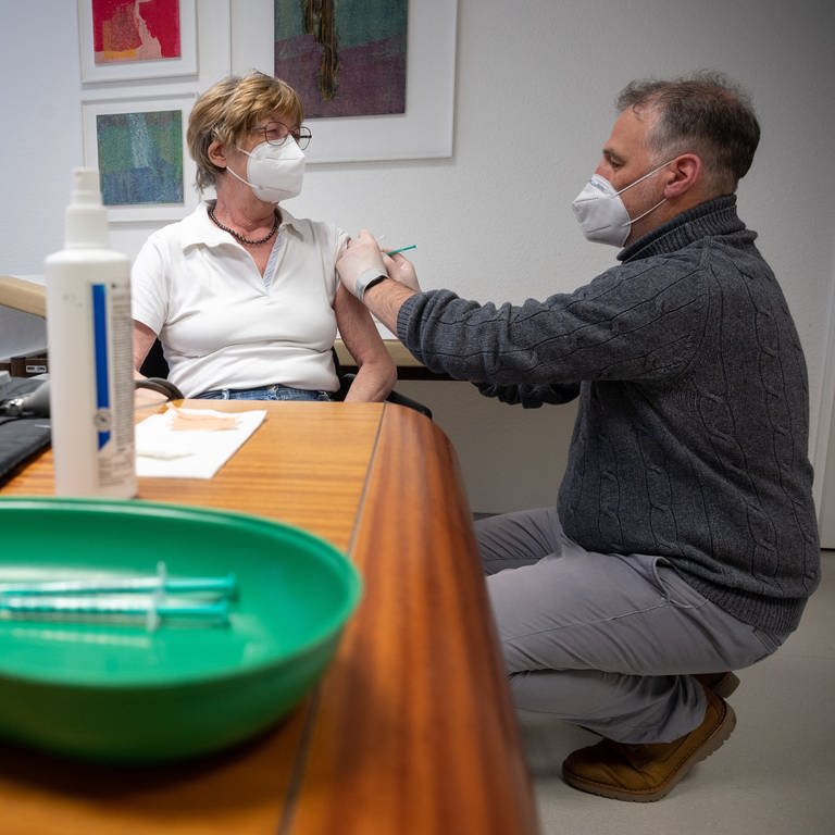 Ein Arzt impft eine Frau in einer Hausarztpraxis mit dem Impfstoff von PfizerBiontech. (Archivfoto) (Foto: dpa Bildfunk, picture alliance/dpa | Sebastian Gollnow)