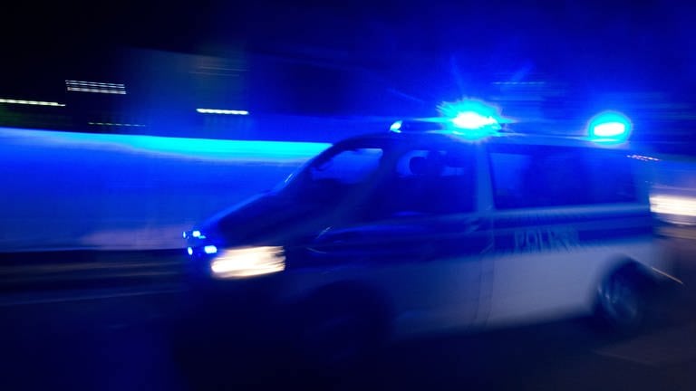Ein Streifenwagen der Polizei mit Blaulicht. (Foto: picture-alliance / Reportdienste, picture alliance / dpa | Arno Burgi)