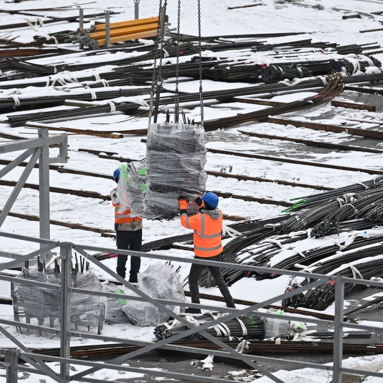 Bauarbeiter auf einer Baustelle: Die Bauwirtschaft in Baden-Württemberg verzeichnete 2022 nach eigenen Angaben ein Umsatzminus von sieben Prozent.  (Foto: dpa Bildfunk, picture alliance/dpa | Marijan Murat)