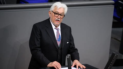 Klaus Schirdewahn, Vertreter der queeren Community, spricht bei der Gedenkstunde für die Opfer des Nationalsozialismus im Deutschen Bundestag. 