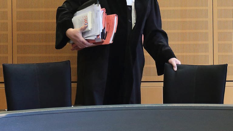 Ein Richter rückt sich in einem Verhandlungssaal seinen Stuhl zurecht. (Foto: dpa Bildfunk, picture alliance/dpa/dpa-Zentralbild | Jens Wolf)
