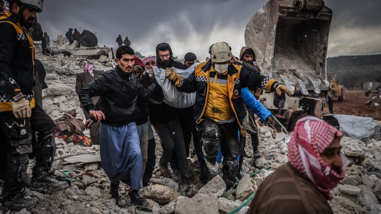 Zivilisten und Weißhelme in der Stadt Harim im Nordwesten Syriens suchen nach den Erdbeben weiter nach Überlebenden unter den Trümmern eingestürzter Gebäude. 