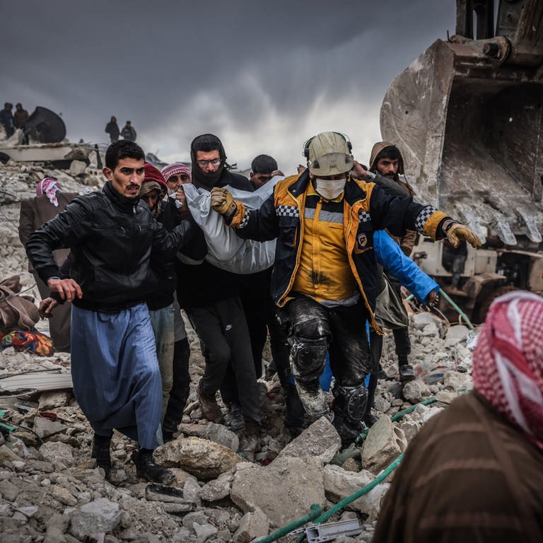 Zivilisten und Weißhelme in der Stadt Harim im Nordwesten Syriens suchen nach den Erdbeben weiter nach Überlebenden unter den Trümmern eingestürzter Gebäude.  (Foto: dpa Bildfunk, picture alliance/dpa | Anas Alkharboutli)