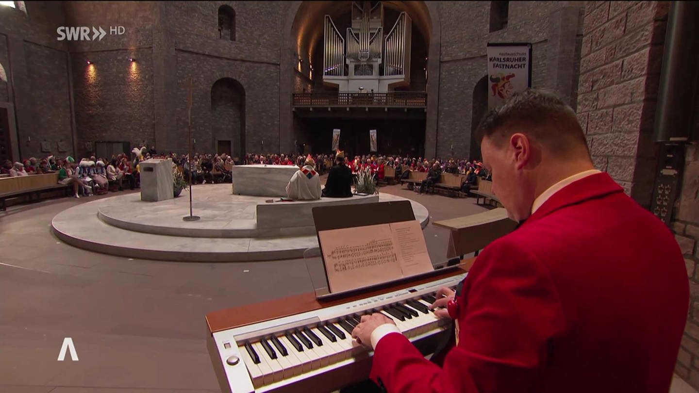 Pianist spielt fur närrischen Gottesdienst in einer Kirche (Foto: SWR)