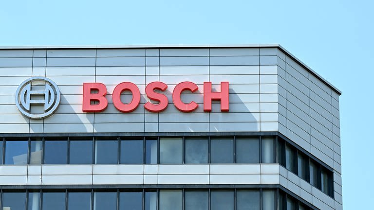 Das Logo des Industriekonzerns Bosch ist an der Hauptverwaltung zu sehen. (Foto: dpa Bildfunk, picture alliance/dpa | Bernd Weißbrod)