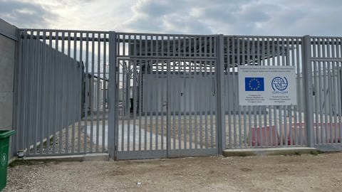 Zaun vor dem Eingang eines Flüchtlinglagers in Griechenland (Foto: Irina von Zuboff)