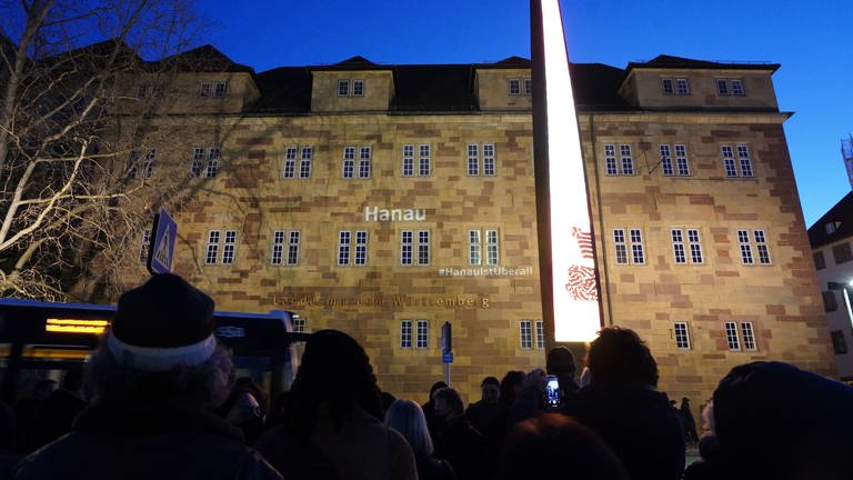 Das Alten Schloss wird mit einer Lichtprojektion zum Gedenken an die Opfer der rassistisch motivierten Anschläge von Hanau im Jahr 2020 illuminiert. (Foto: dpa Bildfunk, picture alliance/dpa | Andreas Rosar)