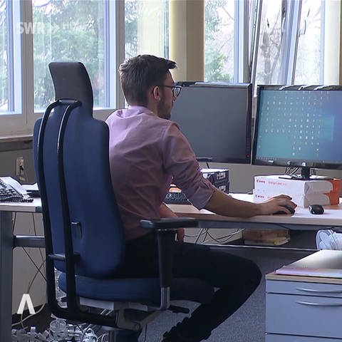 Mann sitzt am Computer (Foto: SWR)