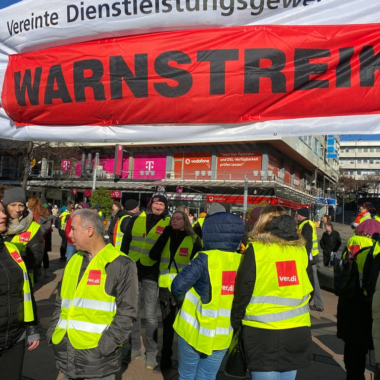 Teilnehmende eines verdi-Warnstreiks in Pforzheim.  (Foto: SWR)