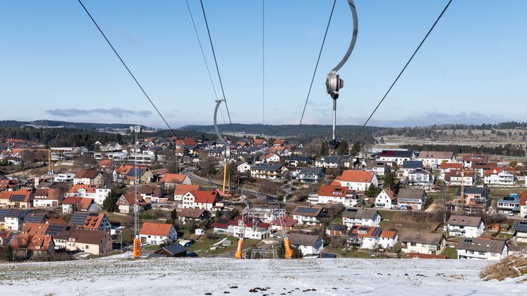 Ein Skilift ist vor blauem Himmel  in Baden-Württemberg zu sehen. Skifahren ist aufgrund von Tauwetter nicht möglich. (Foto: dpa Bildfunk, picture alliance/dpa | Silas Stein)
