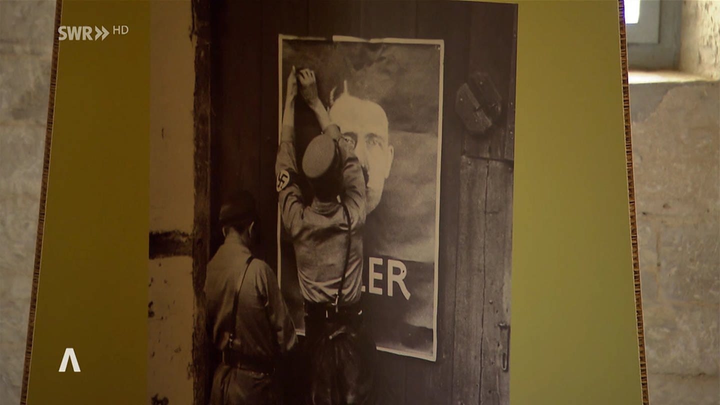Plakat von Adolf Hitler wird aufgehängt (Foto: SWR)