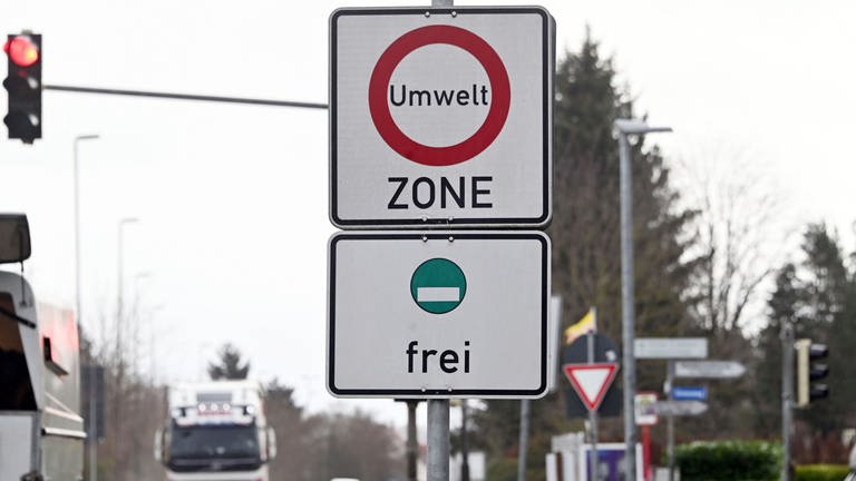 Vor der Ortseinfahrt zu Pfinztal-Berghausen ist ein Hinweisschild aufgestellt, das auf eine Umweltzone hinweist. (Foto: dpa Bildfunk, picture alliance/dpa | Uli Deck)