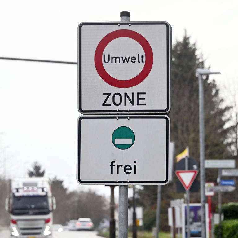 Vor der Ortseinfahrt zu Pfinztal-Berghausen ist ein Hinweisschild aufgestellt, das auf eine Umweltzone hinweist. (Foto: dpa Bildfunk, picture alliance/dpa | Uli Deck)