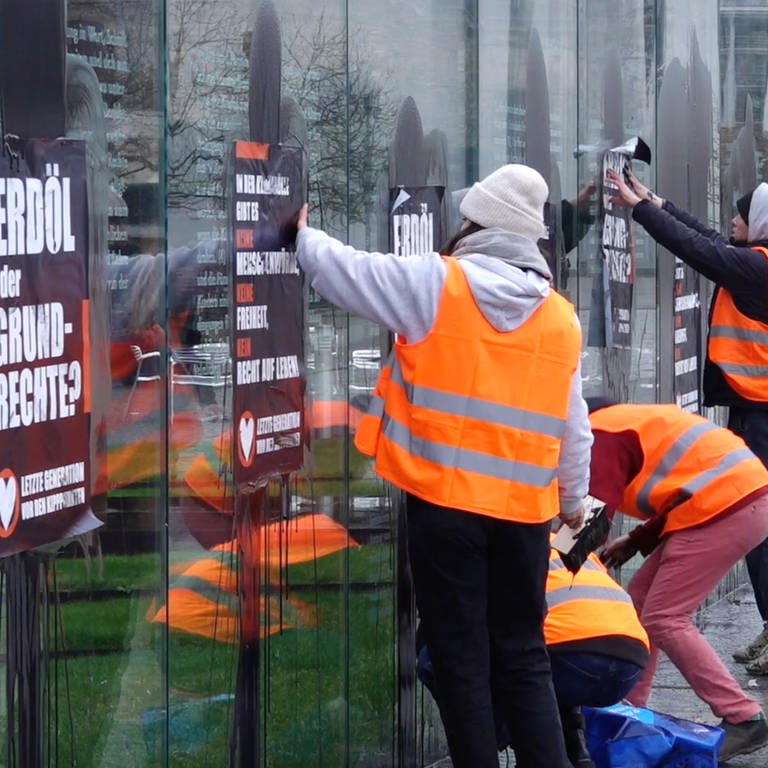 Klimaaktivisten der "Letzen Generation" beschmieren ein Denkmal in Berlin mit schwarzer Farbe (Foto: dpa Bildfunk, Picture Alliance)