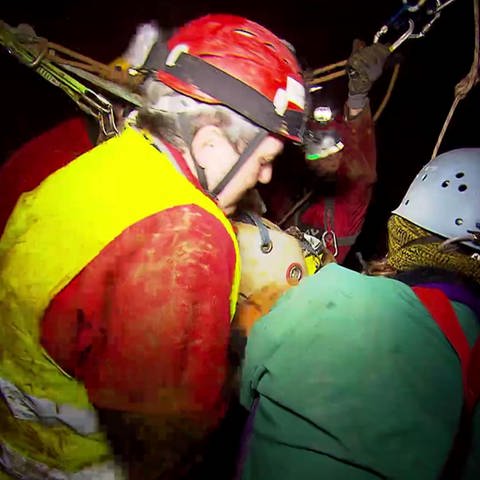 Rettungsübung in Tiefenhöhle (Foto: SWR)