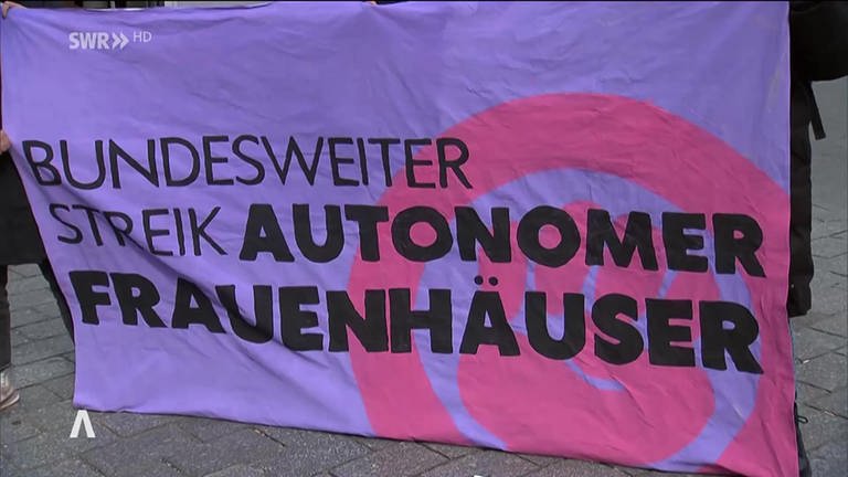 Auf lilanem Tuch steht "Bundesweiter Streik autonomer Fraunhäuser" (Foto: SWR)