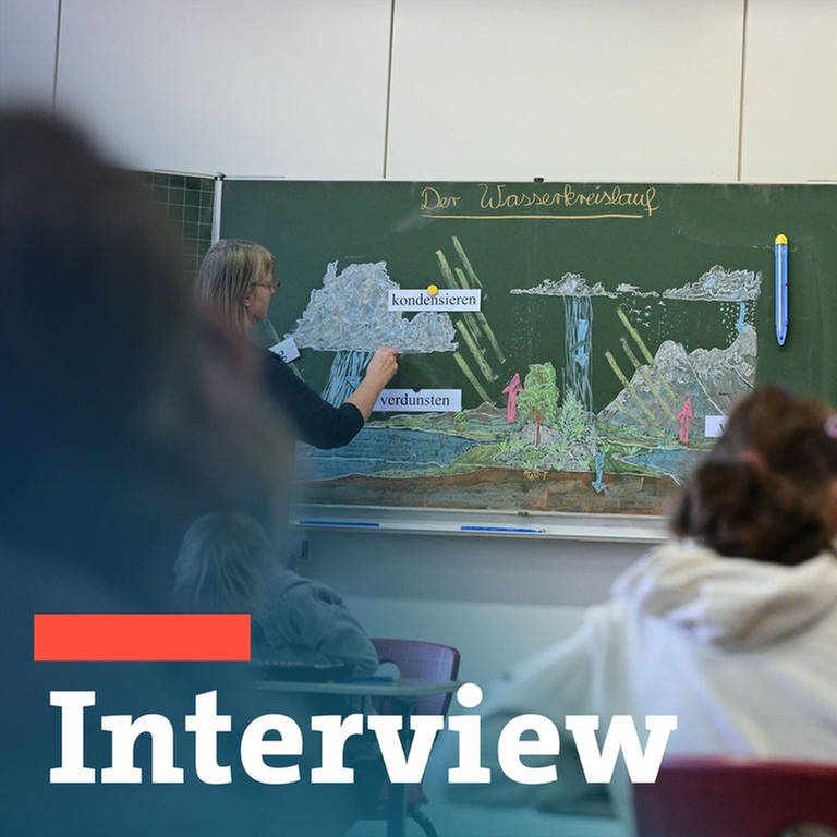 Schulkinder nehmen am Unterricht in einer Grundschule in Stuttgart teil.