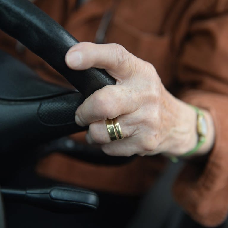 Eine 84-jährige Frau sitzt am 30.04.2013 in Weingarten (Landkreis Ravensburg) am Steuer ihres Kleinwagens. Ältere Autofahrer sind im Straßenverkehr oft überfordert, sagen Unfallforscher. Viele seien jedoch nicht einsichtig. Deshalb seien verbindliche Testfahrten angebracht. 