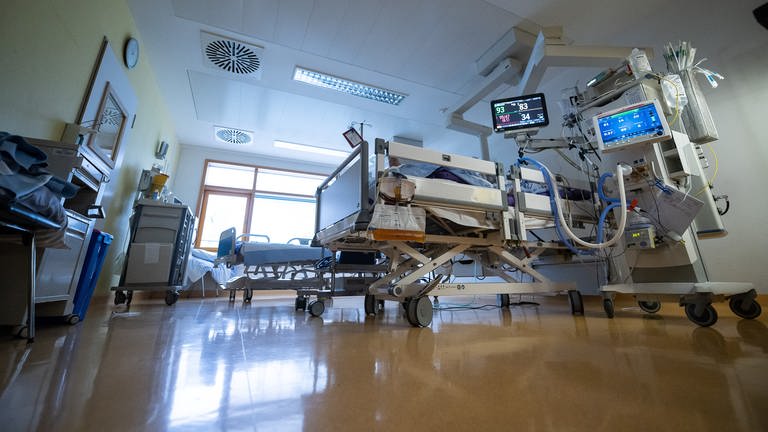 Ein Intensivbett steht auf einer Intensivstation des RKH Klinikum Ludwigsburg.  (Foto: dpa Bildfunk, Picture Alliance)