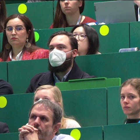 Bei Expertentaagung tragen einige Hörer noch eine Maske im Saal (Foto: SWR)