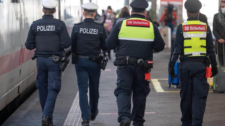 Polizeibeamte und Mitarbeiter der DB-Sicherheit an einem Bahnsteig des Hauptbahnhofs Stuttgart (Foto: dpa Bildfunk, picture alliance/dpa | Sebastian Gollnow)