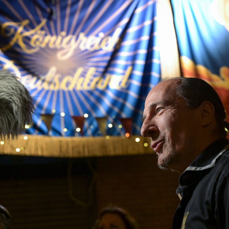 Königreich-Gründer Peter Fitzek bei der Vorpremiere des Theaterstücks "König von Deutschland". (Foto: dpa Bildfunk, picture alliance/dpa | Heiko Rebsch)
