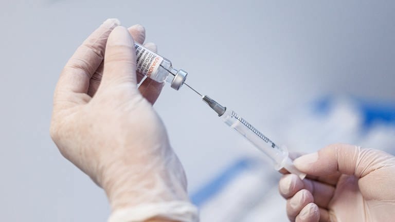 Eine Krankenschwester zieht den Impfstoff Nuvaxovid vom Hersteller Novavax auf eine Spritze auf. 