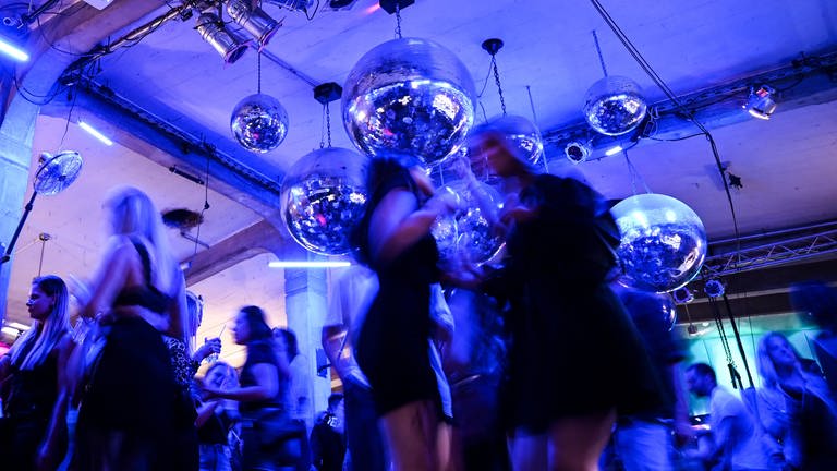 Dutzende Menschen tanzen zur Musik im Club Kantine.