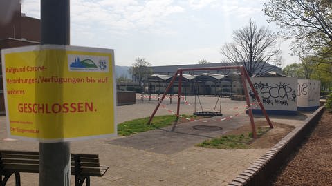 Ein Spielplatz in Dossenheim (Rhein-Neckar-Kreis) war im April 2020 wegen der Corona-Pandemie gesperrt. 