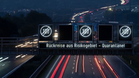 Eine Anzeige auf der A8 hat die Aufschrift "Rückreise aus Risikogebiet - Quarantäne".Corona