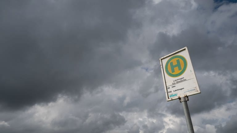 Ein Schild weist auf die Bushaltestelle "Laichingen Vor Westerlau" im Alb-Donau-Kreis hin. (Foto: dpa Bildfunk, picture alliance/dpa | Marijan Murat)