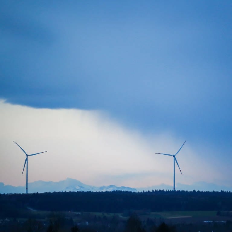 Hinter drei Windrädern ziehen Regenwolken auf. (Foto: dpa Bildfunk, picture alliance/dpa | Thomas Warnack)