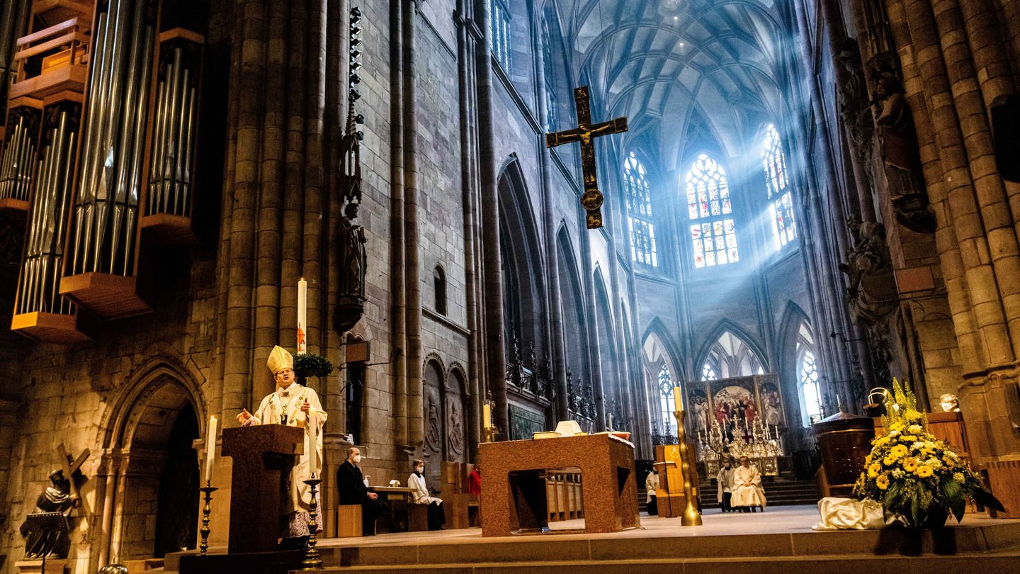 Erzbischof Stephan Burger spricht zu den Gläubigen (Archivbild) (Foto: dpa Bildfunk, picture alliance/dpa | Philipp von Ditfurth (Archiv))