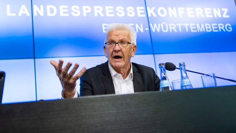 Der Ministerpräsident von Baden-Württemberg, Winfried Kretschmann (Grüne), redet sich bei einer Regierungs-Pressekonferenz in Rage (Archivbild). (Foto: dpa Bildfunk, picture alliance/dpa | Tom Weller)
